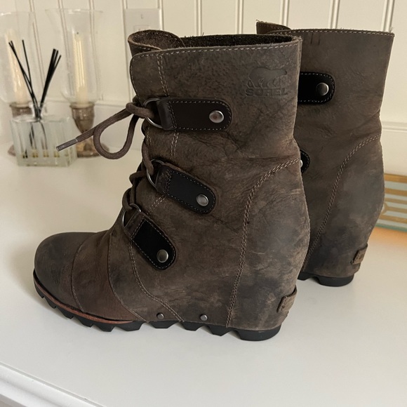 SOREL Joan of Arctic leather lace up platform boots. - Picture 5 of 6